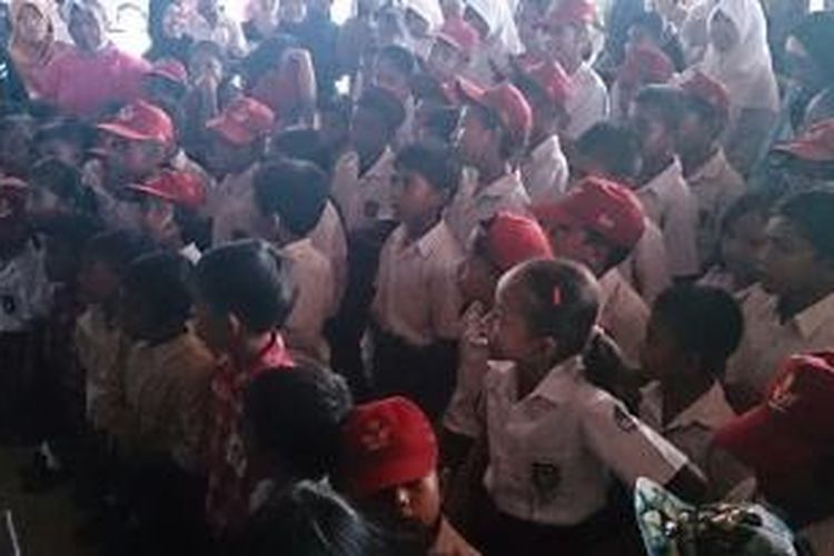 Puluhan siswa SD  demo di gedung DPRD Sultra,  menolak relokasi dari kawasan Tahura Kendari