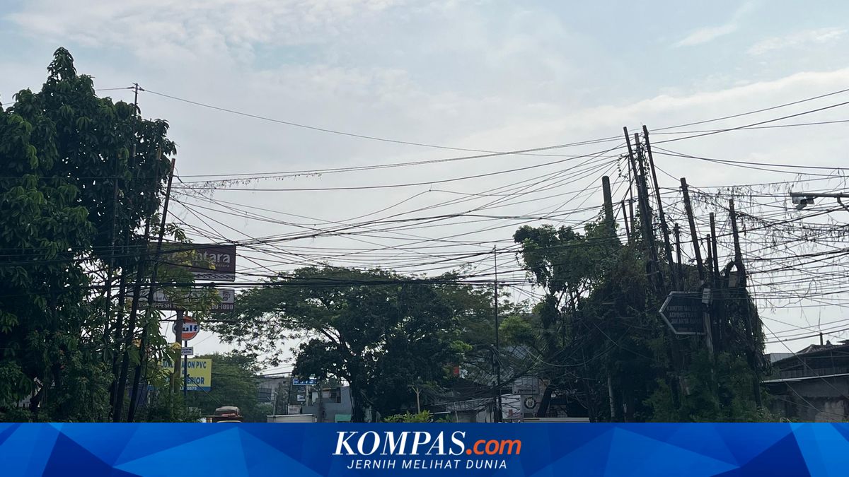 Warga Khawatir Kabel Semrawut Menjuntai di Kalideres Jakbar Makan Korban