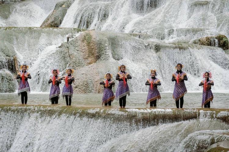 Salah satu atraksi kesenian di Desa Wisata Air Terjun Moramo Sumbersari, Sulawesi Tenggara.