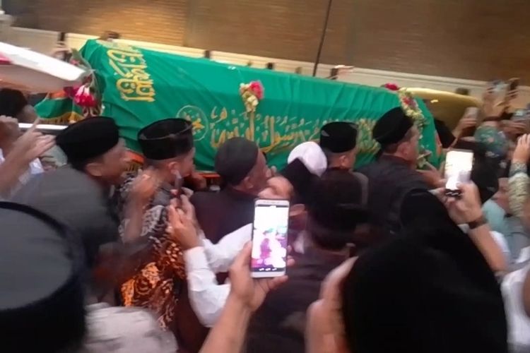 Jenazah Gus Alam Tiba di Ponpes Al Fadlu 2, Disambut Tangis Ribuan Pelayat