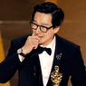 Hampir Menyerah pada Karier, Ke Huy Quan Menangis Saat Terima Oscar