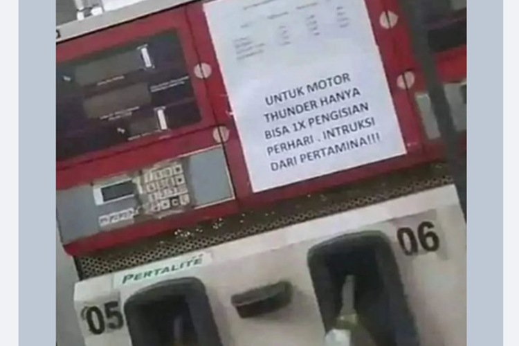 Tangkapan layar unggahan foto dispenser SPBU tertempel secarik kertas berisi pemberitahuan sepeda motor Thunder hanya diperbolehkan mengisi bensin sekali sehari.