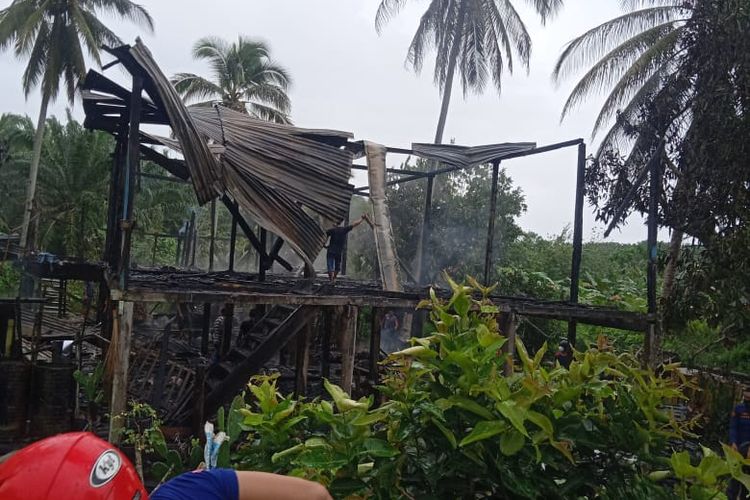 Rumah pasangan Lansia di Sebatik Kabupaten Nunukan Kaltara ludes terbakar, tidak ada barang tersisa, dan uang hasil penjualan buah sawit hampir Rp.100 juta ikut terbakar