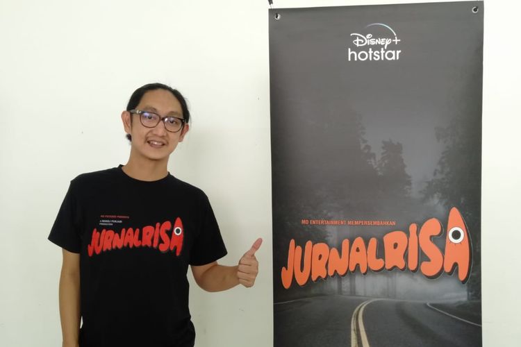 Sutradara Awi Suryadi yang menggarap serial horor Jurnal Risa, saat diwawancarai Kompas.com di lokas syuting, di kawasan Jakarta Pusat, Mei 2022.
