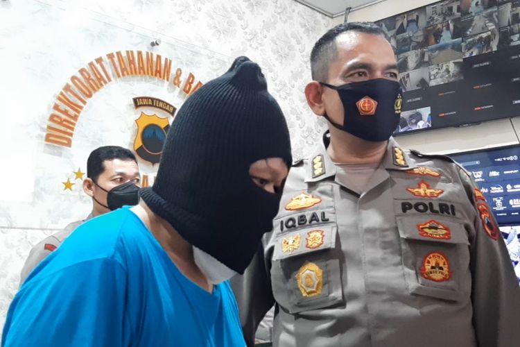 Tersangka JB (43) dan Kabid Humas Polda Jateng Kombes Pol Iqbal Alqudusy di Mapolda Jateng, Selasa (21/12/2021)