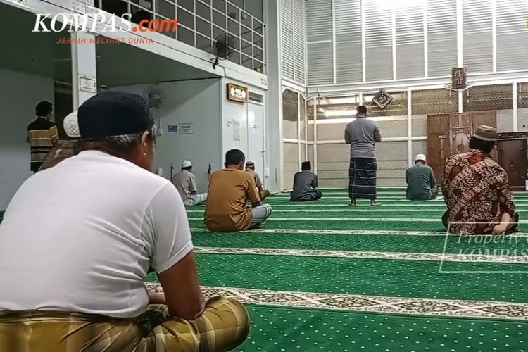 Interior Masjid Al Ikhwan di Kompleks Hunian Pekerja (HPK) Ibu Kota Nusantara (IKN), Kalimantan Timur. Tampak sejumlah pekerja tengah menunaikan ibadah shalat dzuhur.