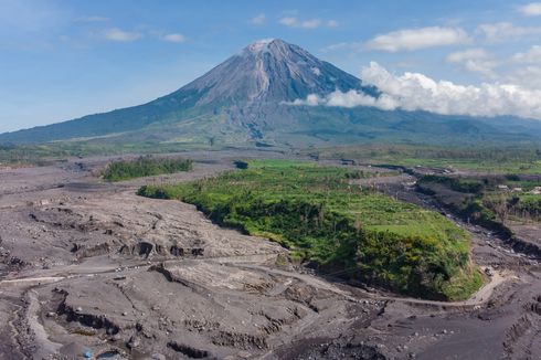 Jembatan Gladak Perak Sudah Jadi, Pengendara Masih Nyasar di Jalur Lahar Hujan Semeru