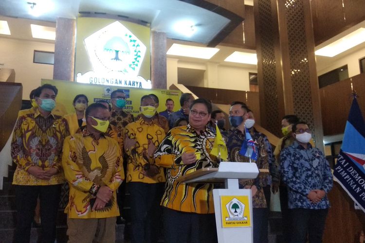 Konferensi pers usai pertemuan Ketum Partai Golkar Airlangga Hartarto dan Ketum Partai Demokrat Agus Harimurti Yudhoyono.