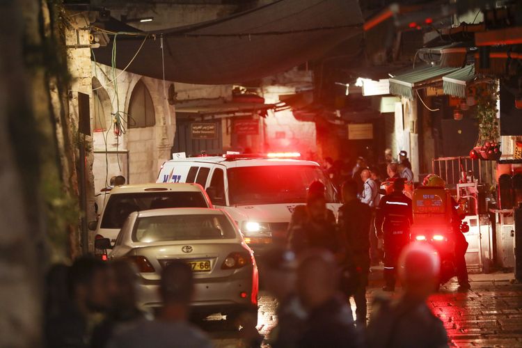 Polisi Israel memeriksa TKP penusukan di Kota Tua Yerusalem, Rabu (17/11/2021). Seorang remaja Palestina diduga menikam dua polisi perbatasan Israel kemudian ditembak mati.