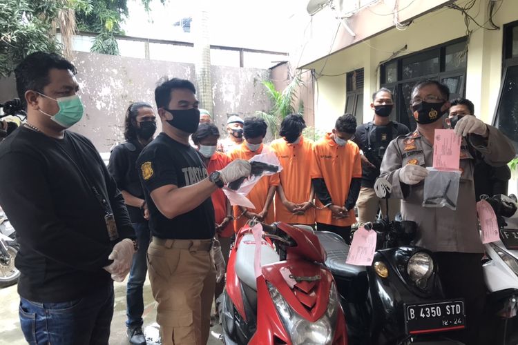 Kapolsek Tebet, Kompol Budi Cahyo dan jajaran Polsek Tebet merilis penangkapan komplotan pencuri di Tebet, Jakarta Selatan pada Jumat (13/3/2021).