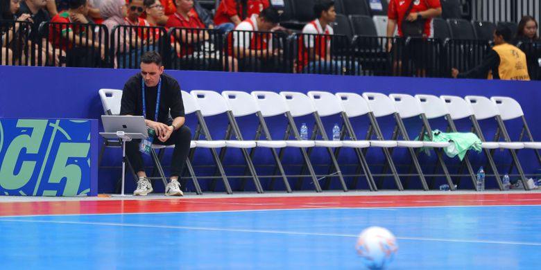 Pelatih Timnas futsal Indonesia Hector Souto menyiapkan skema di kursi bangku pemain dalam ajang AFC Futsal ASIAN CUP 2026 di Indonesia Arena, Jakarta Pusat, Sabtu (31/1/2026).