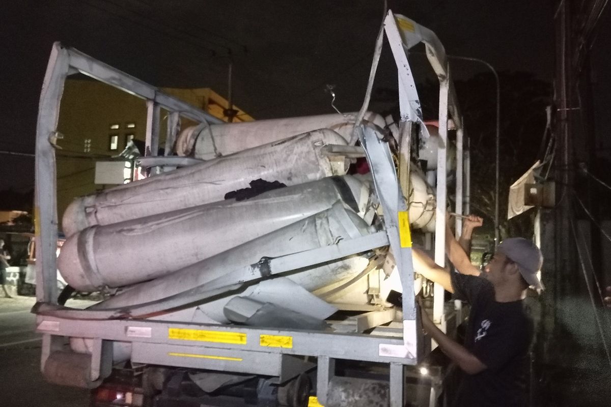 Sejumlah tim teknis CNG mengecek tabung-tabung setelah mengalami kebocoran dan meledak di Jalan Raya Sukabumi-Bogor, Kampung Lodaya, Desa Karangtengah, Kecamatan Cibadak, Sukabumi, Jawa Barat, Senin (27/11/2023).