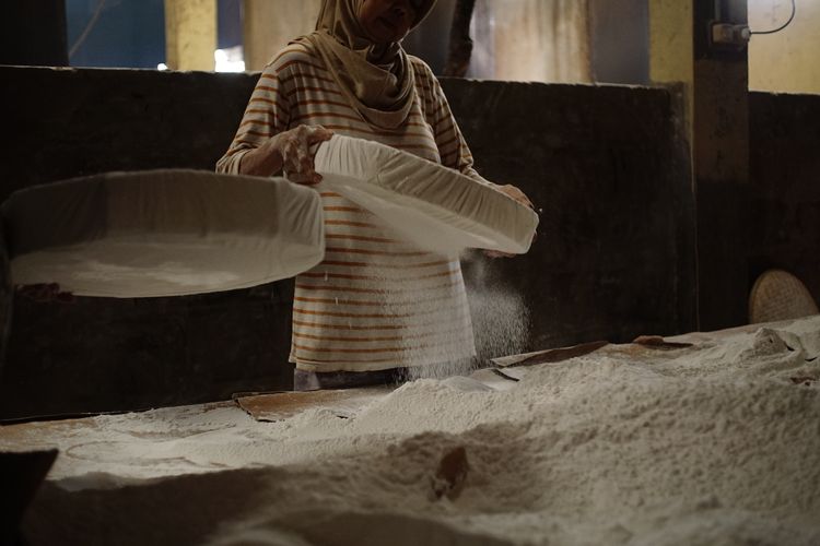 Portrait of local people's activities as workers in the Ny Dodol & Cake production kitchen. Lauw, Tangerang, Banten, Friday (17/1/2025). 