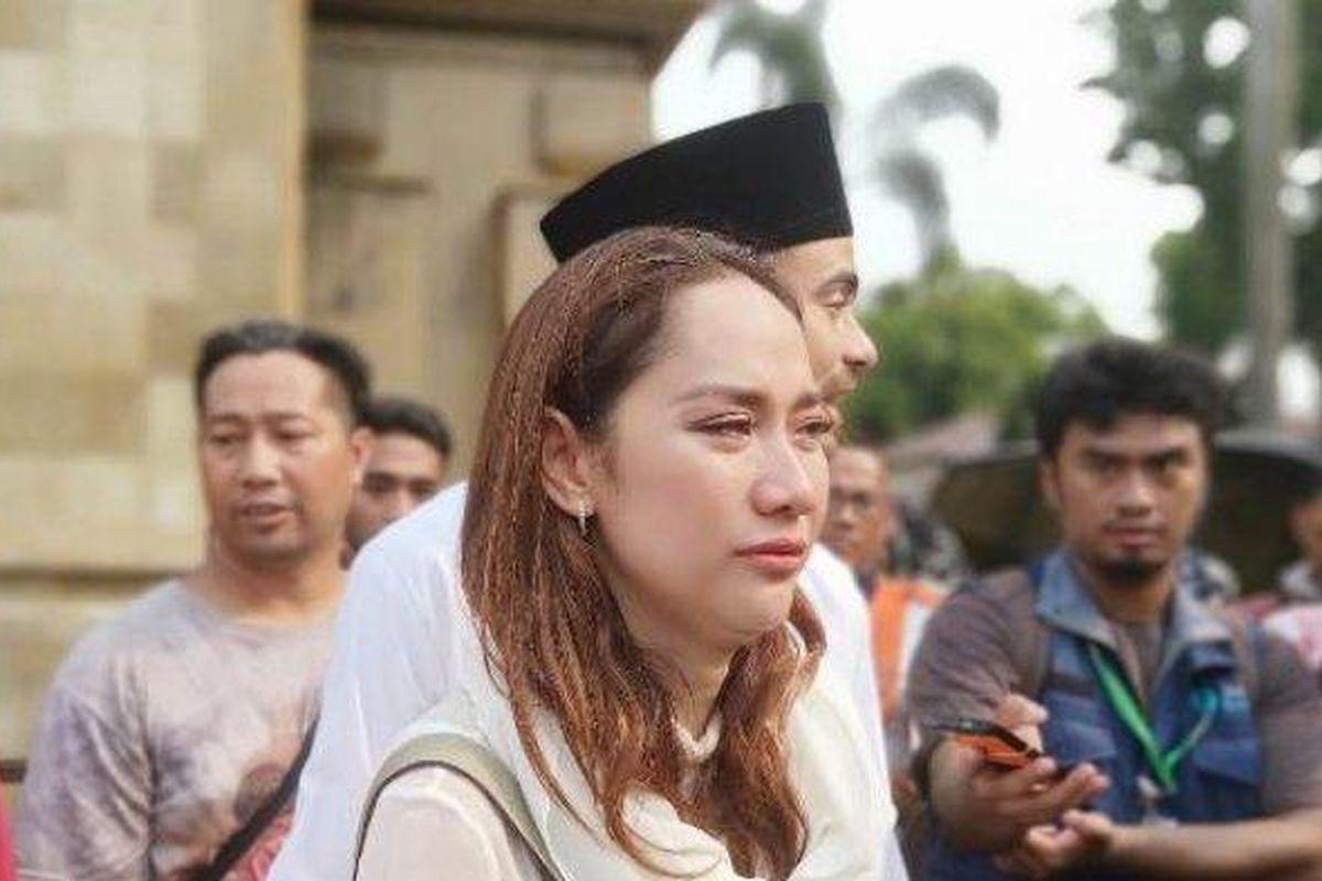 Penyanyi Bunga Citra Lestari (BCL) bersama suami, Ashraf Sinclair usai mengikuti prosesi pemakaman Presiden ketiga Bacharuddin Jusuf Habibie di Taman Makam Pahlawan Kalibata, Jakarta Selatan, Kamis (12/9/2019) siang. 