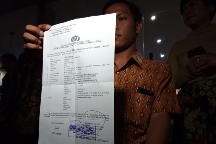 Pegawai La Lisa Hotel Surabaya, AR (28), yang menjadi korban pemukulan oknum pilot Lion Air melaporkan kasus penganiayaan tersebut di Mapolrestabes Surabaya, Jumat (3/5/2019).