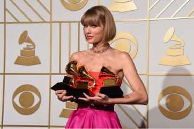 Taylor Swift berpose bersama tiga penghargaan Grammy yang diterimanya dalam ajang 58th Grammy Awards di Staples Center, Los Angeles, California, AS, 15 Februari 2016 waktu setempat. Ia menjadi pesohor dengan penghasilan terbesar versi majalah Forbes.