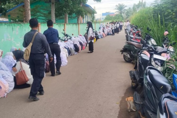 Siswa MTs Al Washliyah di Desa Petumbukan terpaksa belajar di luar sekolah karena sekolahnya disegel Pemkab Deli Serdang, Senin (14/7/2025).