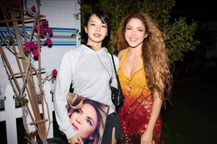 Lisa Blackpink terlihat mengabadikan foto bersama penyanyi Shakira di Coachella 2024.
