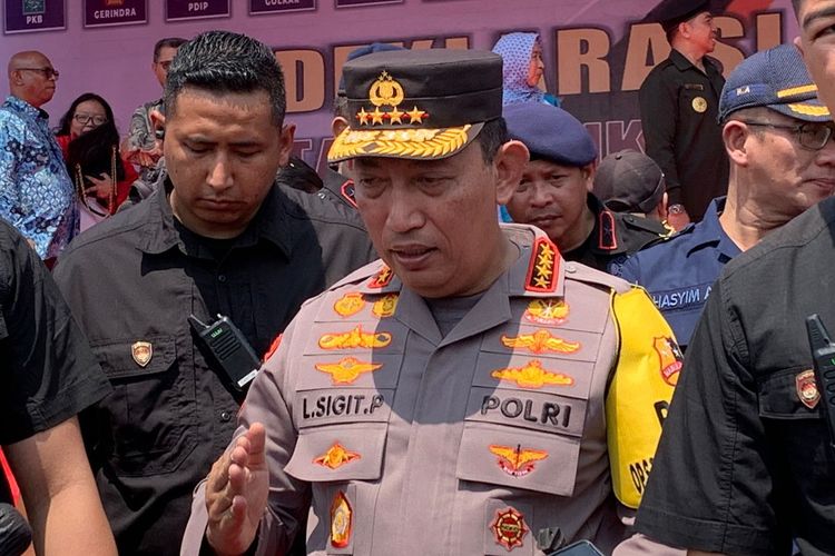 Kapolri Jenderal Listyo Sigit Prabowo di Lapangan Silang Monas, Jakarta, Selasa (17/10/2023), usai memimpin apel gelar pasukan Operasi Mantap Brata 2023-2024.