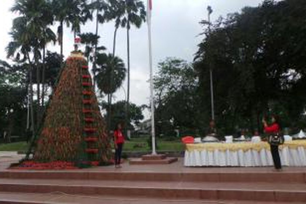 Sebuah tumpeng setinggi 7 meter ditempatkan di Tugu Proklamasi, Menteng, Jakarta Pusat, Rabu (23/7/2014). Tumpeng itu disediakan oleh relawan Joko Widodo dan Jusuf Kalla sebagai wujud syukur atas kemenangan pasangan calon presiden dan wakil presiden tersebut pada Pemilu Presiden 2014.