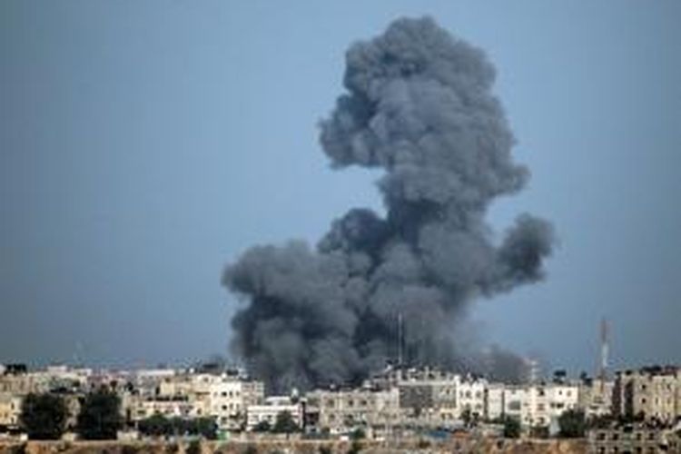 Asap membubung dari Gaza akibat serangan udara Israel yang terjadi dalam dua hari terakhir.