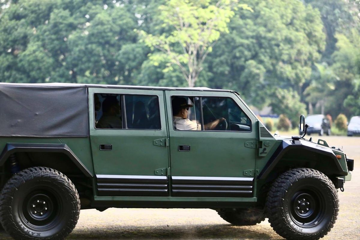 Menteri Pertahanan Prabowo Subianto saat menjajal rantis Maung buatan PT Pindad, Minggu (12/7/2020).