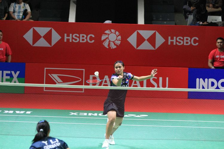 Aksi Gregoria Mariska Tunjung saat menghadapi wakil Jerman, Yvonne Li, pada ajang Indonesian Masters 2024 di Istora Gelora Bung Karno, Jakarta, Selasa (23/1/2024). Gregoria menang dalam dua gim langsung dengan skor 21-17 dan 21-17.