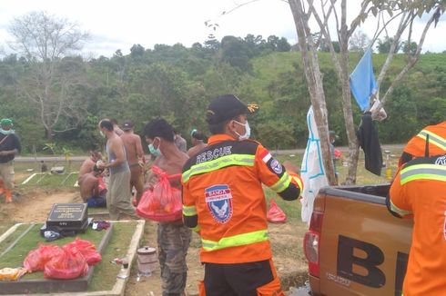 Relawan Banda Indonesia Beri Sembako untuk Keluarga Para Penggali Makam Covid 19