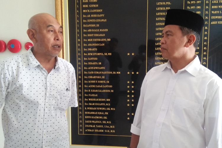 Heri Arifin selaku pembina yayasan yang menaungi MTs Nurul Islam (kanan), ketika mendampingi AN usai ditetapkan sebagai tersangka oleh Polres Gresik, Sabtu (7/1/2023).