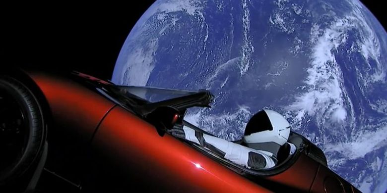 Dalam uji terbang ini, Elon Musk berambisi mengirim mobil sports Tesla berwarna merah dan manekin berpakaian astronaut ke orbit Planet Mars.