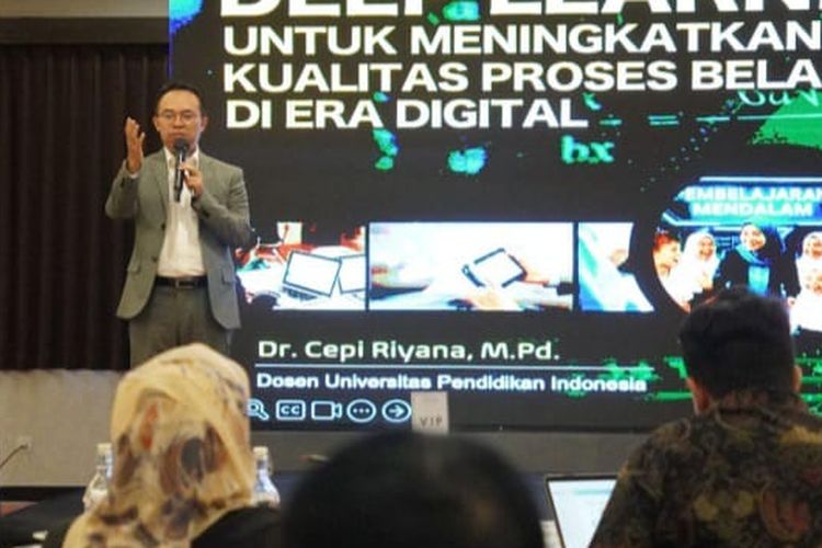 Para tokoh pendidikan dan perwakilan Telkom berfoto bersama dalam pelatihan IDL 2025 bertema Guru Jabar Jago Digital, Jumat (25/7/2025), di Cirebon.
