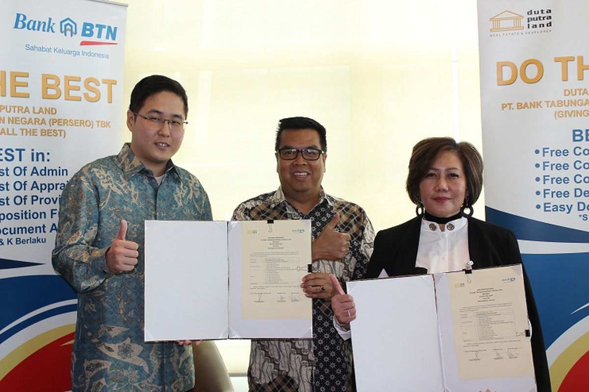 Executive Vice President Non Subsidized Mortgage & Personal Lending Division (NSLD) Bank BTN Suryanti Agustinar dan CEO Duta Putra Land Iyang Setiawan, menandatangani PKS KPR/KPA Do The Best, di Menara Dea, Mega Kuningan, Jakarta Selatan, Senin (28/10/2019).

