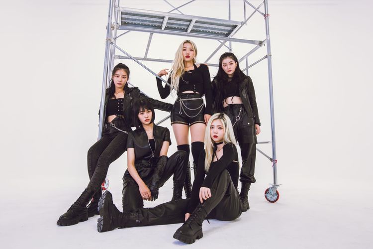 Girl group Craxy akan merilis album perdana mereka yang berjudul ZERO pada Oktober 2021.