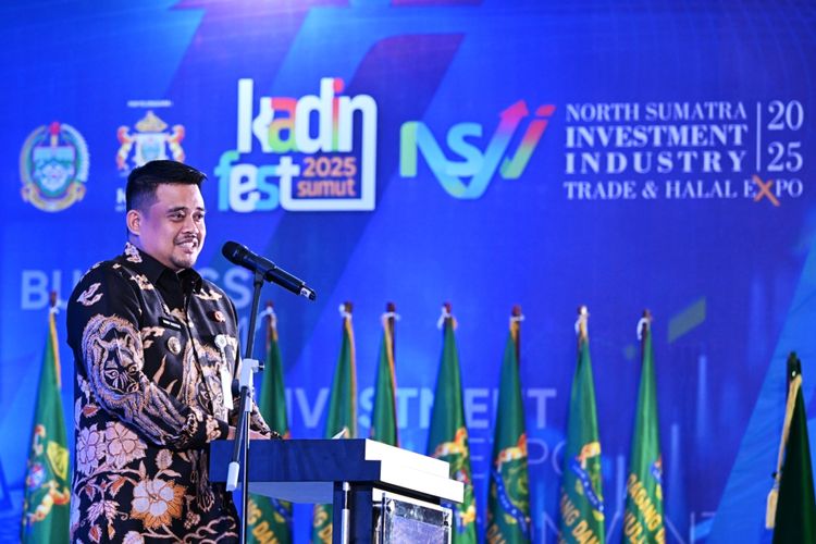 Gubernur Sumatera Utara Muhammad Bobby Afif Nasution bersama Ketua DPD RI Sultan Bachtiar Najamudin, Ketua Umum Kamar Dagang Indonesia (Kadin) Anindya Bakrie, Anggota DPD RI asal Sumut Dedi Iskandar Batubara serta Ketua Kadin Sumut Firsal Dida Mutyara, pada pembukaan Kadin Fest 2025 Sumut dengan tajuk North Sumatera Investmen Industry Trade & Halal Expo, di Gedung Serbaguna Pekan Raya Sumatera Utara (PRSU) Tapiandaya, Jalan Gatot Subroto Medan, Senin (13/10/2025).