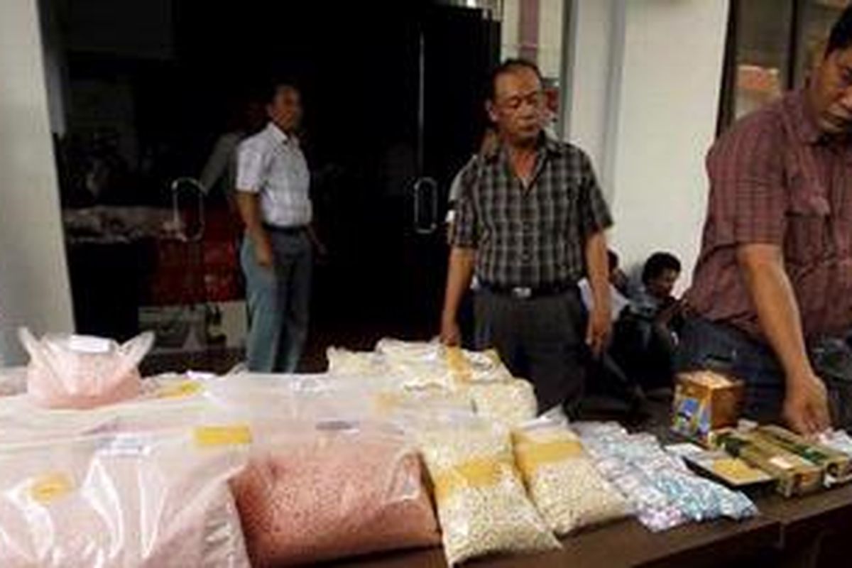 Petugas menunjukkan barang bukti narkotika jaringan internasional (Belanda, Cina, Malaysia) di Direktorat Reserse Narkoba Polda Metro Jaya, Jakarta, Selasa (13/3/2012). Semua barang bukti ini merupakan hasil dari pengungkapan tiga kasus narkotika yang berbeda. Pihak kepolisian berhasil menyita 350.000 butir ekstasi, 1 kilogram lebih sabu, dan 11,5 gram ketamine dengan total omzet mencapai lebih dari Rp 100 miliar. 