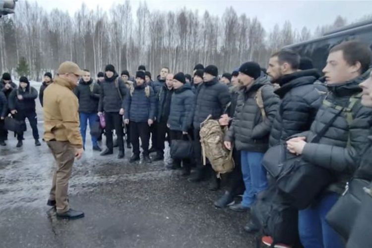 Pada pertengahan Januari, di Karelia, Yevgeny Prigozhin mengucapkan selamat tinggal kepada sekelompok mantan narapidana yang telah melalui pertempuran di Ukraina dan kembali ke Rusia.
