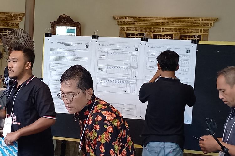 suasana TPS 12 Panembahan saat oenghitungan suara presiden, Rabu (14/2/2024)