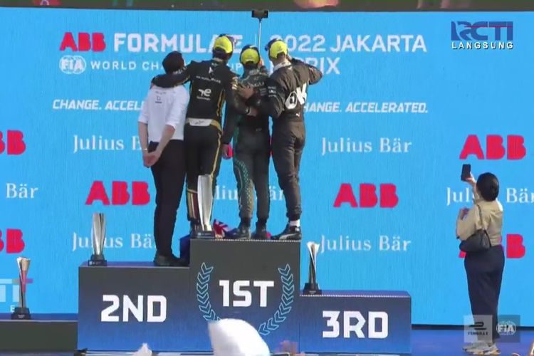 Ketua DPR Puan Maharani (kanan-di sisi podium) mengangkat ponselnya untuk merekam momen saat para juara Formula E berswafoto di atas podium setelah penyerahan piala Formula E di JIEC Ancol, Jakarta Utara, Sabtu (4/6/2022).