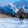10 Gunung Tertinggi di Indonesia, Ada yang Berselimut Salju Abadi 