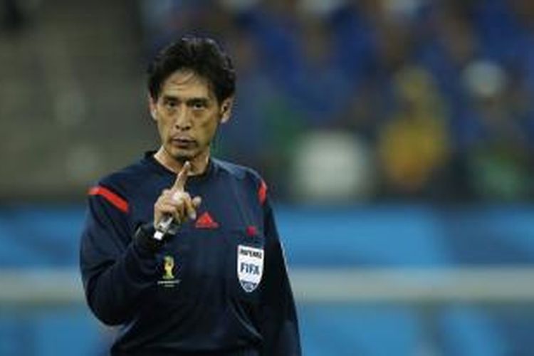 Reaksi wasit asal Jepang, Yuichi Nishimura, ketika memimpin laga pembuka Piala Dunia 2014 antara Brasil melawan Kroasia, Kamis (12/6/2014).