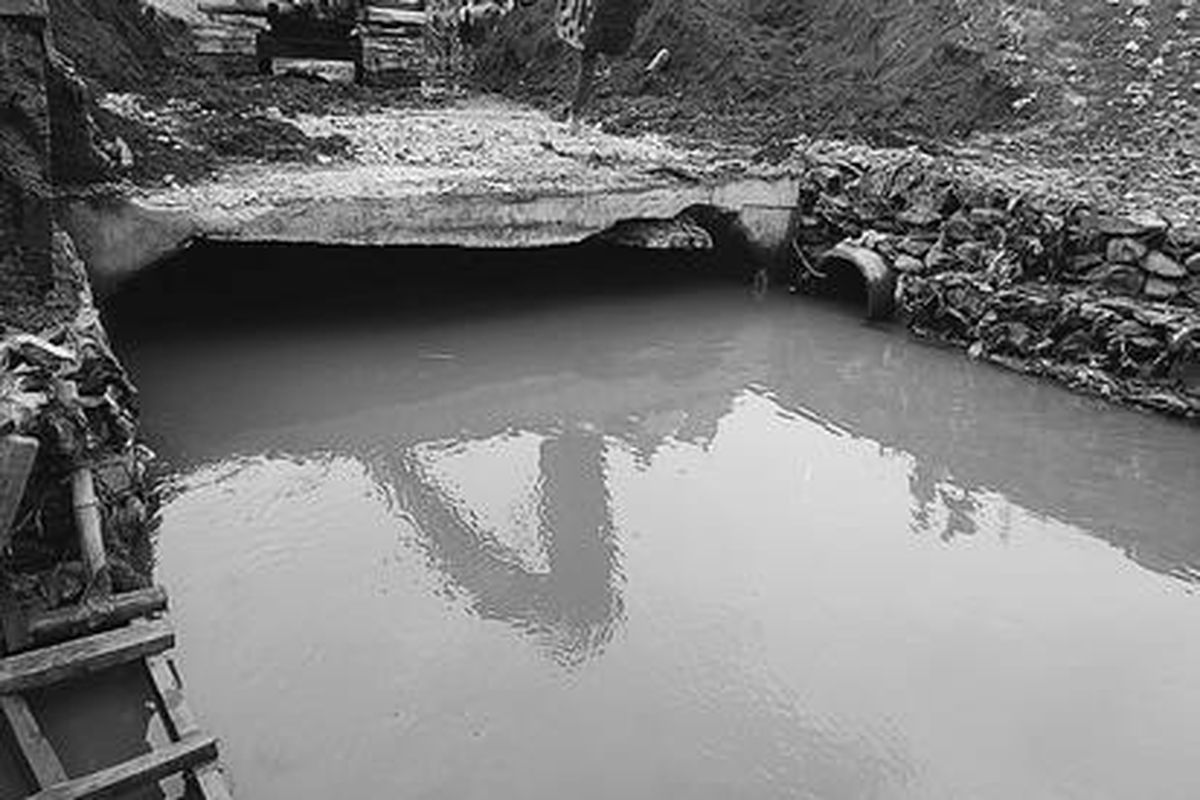 Alat berat bersiap membongkar penutup Kali Krukut yang dibuat kawasan lapangan latihan tembak Marinir di samping Kampung Pulo, Lebak Bulus, Jakarta Selatan, Selasa (1/11). Bagian atas Kali Krukut ini  ditutup beton pada aliran yang berada di sepanjang lapangan latihan tembak.