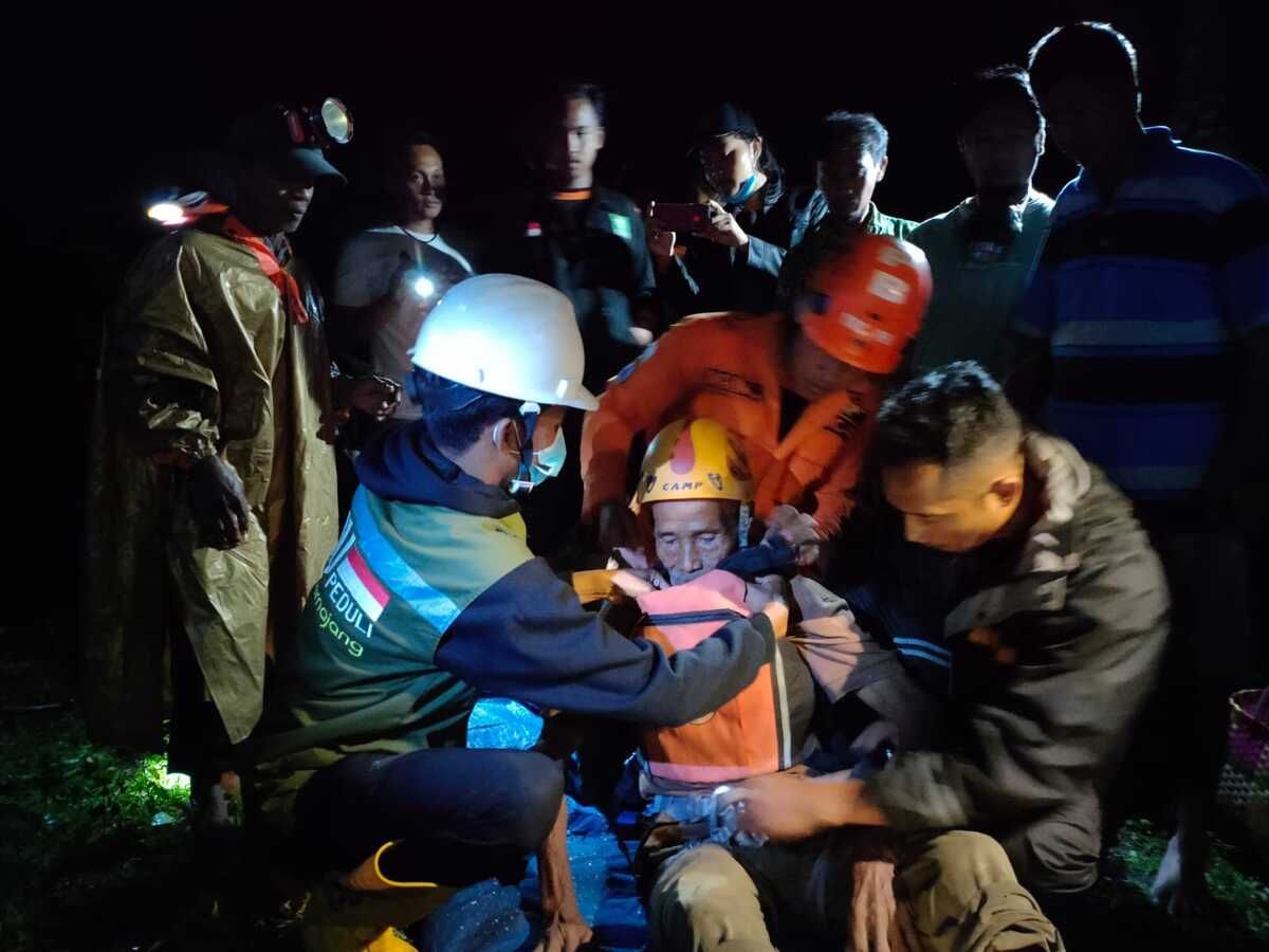 Cerita Menegangkan Tim SAR Evakuasi 2 Kakek yang Terjebak Banjir Lahar Dingin Semeru