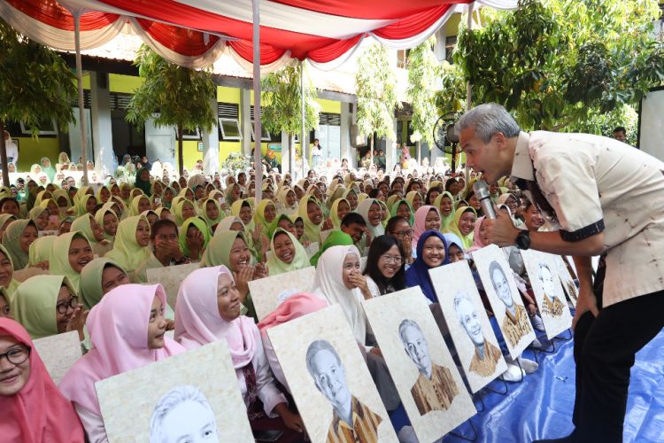 Siswa-siswi SMK N 2 Semarang melukis wajah Gubernur Ganjar Pranowo dengan kulit bawang dan pelepah pisang hingga pecahkan rekor LEPRID, Kamis (25/10/2018).