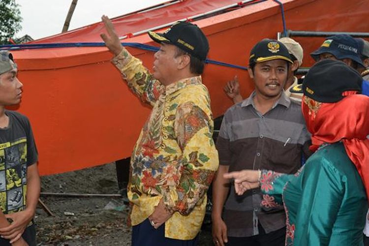 Bupati Lamongan Fadeli (dua dari kanan) saat menyerahkan bantuan perahu kepada perwakilan BPBD Lamongan.