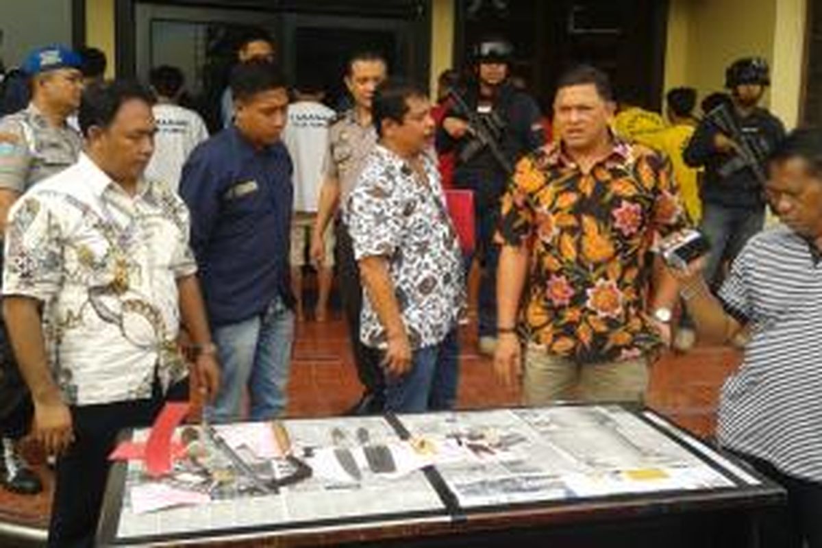 Polres Metro Jakarta Barat, mengumumkan penangkapan 16 tersangka pelaku pencurian kendaraan bermotor, di halaman Polres Metro Jakbar, Jumat (13/6/2014).