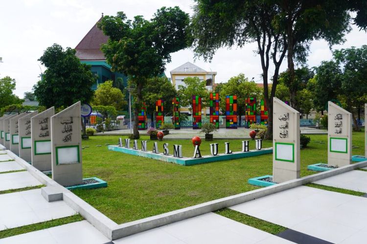 Taman Asmaul Husna di Masjid Al Akbar Surabaya