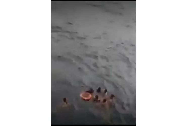 Tangkapan layar dari sebuah video yang memperlihatkan tujuh prajurit TNI yang menyelamatkan seorang penumpang yang terjatuh dari kapal.