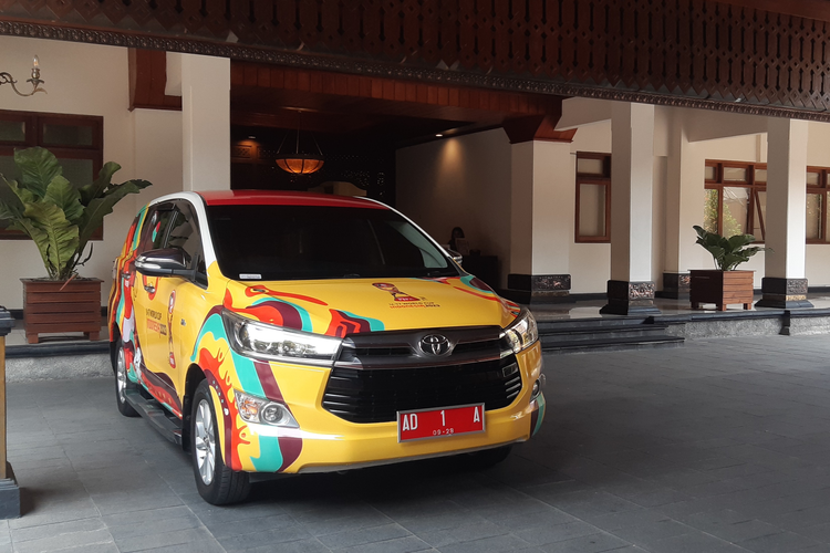 Mobil dinas Wali Kota Solo Gibran Rakabuming Raka Toyota Innova putih AD 1 A dibranding logo Piala Dunia U17 2023. 