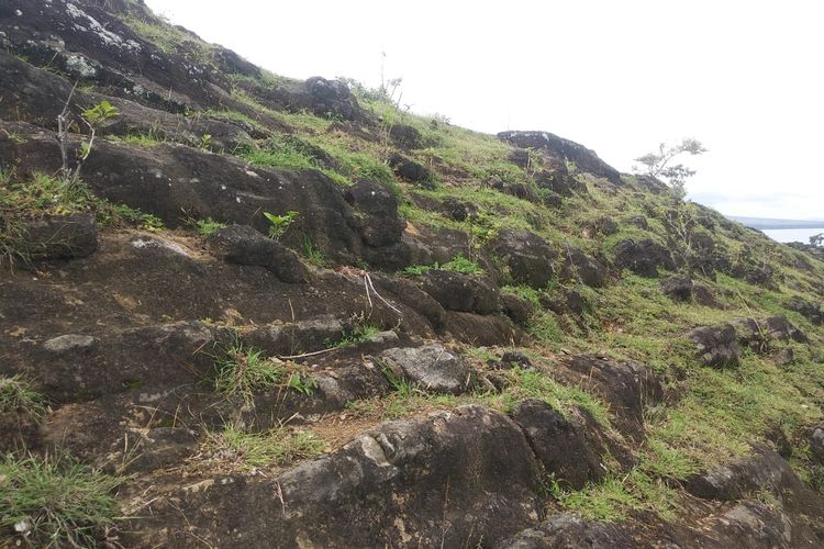 Susunan batu hitam di situs Doro Bente