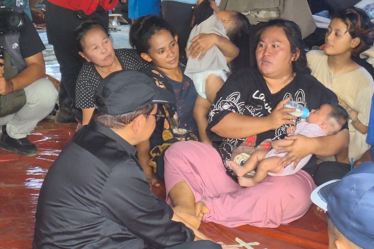 Pramono Anung berusaha menguatkan korban kebakaran Kapuk Muara, Penjaringan, Jakarta Utara.